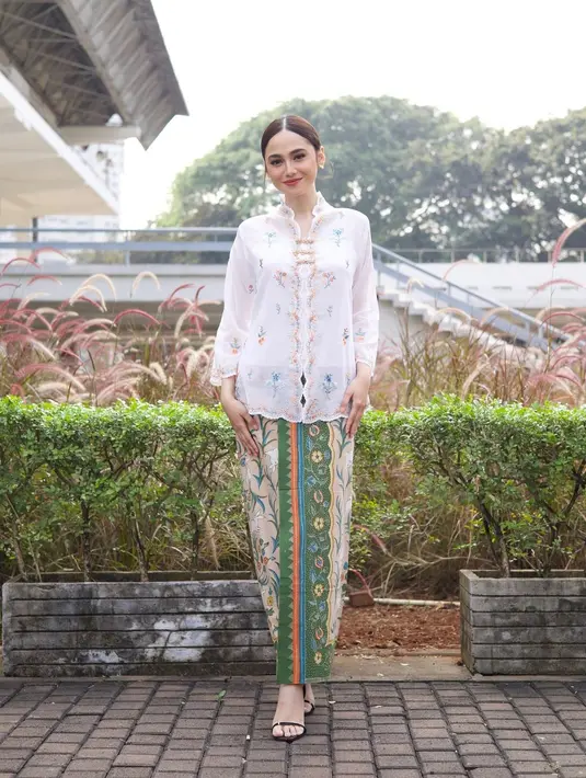 Syifa Hadju kenakan kebaya Betawi putih di Hari Kebaya Nasional. Dipadukan dengan kain Batik hijau yang terlihat vibrant. [@syifahadju]