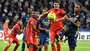 Bek Lyon, Rafael Peirera da Silva, berebut bola dengan bek Nimes, Anthony Briancon, pada laga lanjutan Liga Prancis di Stadion Groupama, Sabtu (19/9/2020) dini hari WIB. Lyon bermain imbang 0-0 atas Nimes. (AFP/Jean-Philippe Ksiazek)