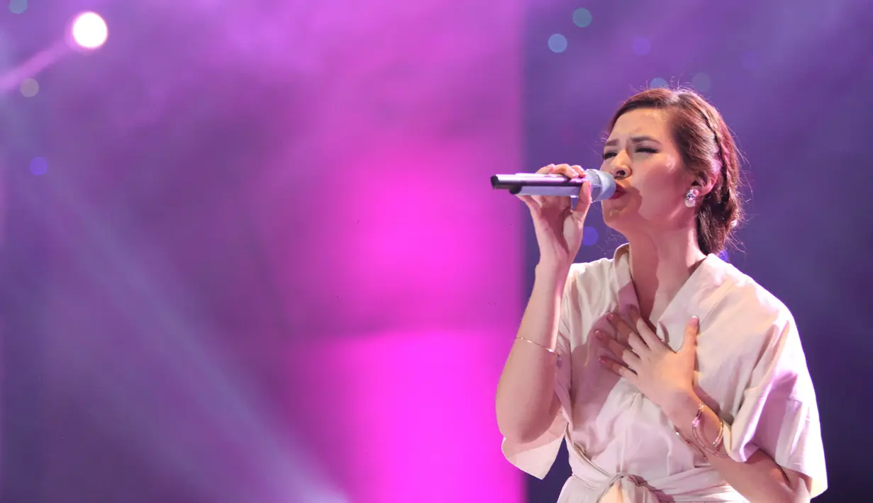 Raisa saat tampil di Jakarta Fair 2015. (Foto: Fathan Rangkuti/Bintang.com)