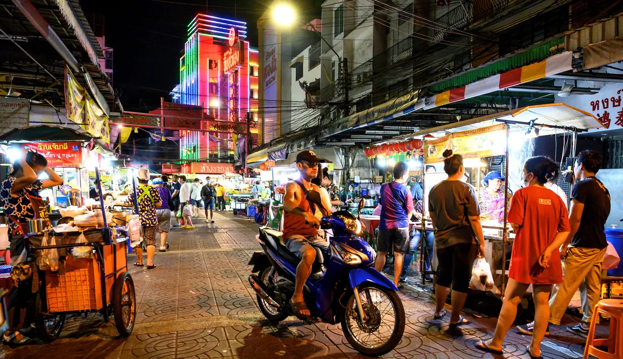 Orang-orang berbelanja di pasar makanan jalanan di Chinatown Bangkok (16/9/2020). Chinatown Bangkok adalah salah satu Chinatown terbesar di dunia. Didirikan pada tahun 1782 ketika kota ini didirikan sebagai ibu kota Kerajaan Rattanakosin.  (AFP/Mladen Antonov)