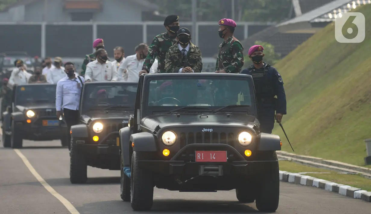 Menko Polhukam Mohammad Mahfud MD (kiri) bersama Komandan Korps Marinir (Dankormar) Mayor Jenderal TNI (Mar) Suhartono (kanan) saat melakukan kunjungan kerja ke Mako Korps Marinir, Cilandak, Jakarta, Rabu (29/7/2020). (merdeka.com/Imam Buhori)