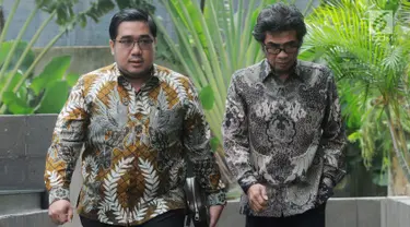 Dirut PT. Samantaka Batubara AM Rudi Herlambang (kanan) tiba untuk menjalani pemeriksaan di Gedung KPK, Jakarta, Selasa (30/4/2019). AM Rudi diperiksa sebagai saksi dalam kasus suap dugaan pembangunan PLTU Riau-1 yang menyeret Direktur Utama nonaktif PT PLN Sofyan Basir. (merdeka.com/Dwi Narwoko)