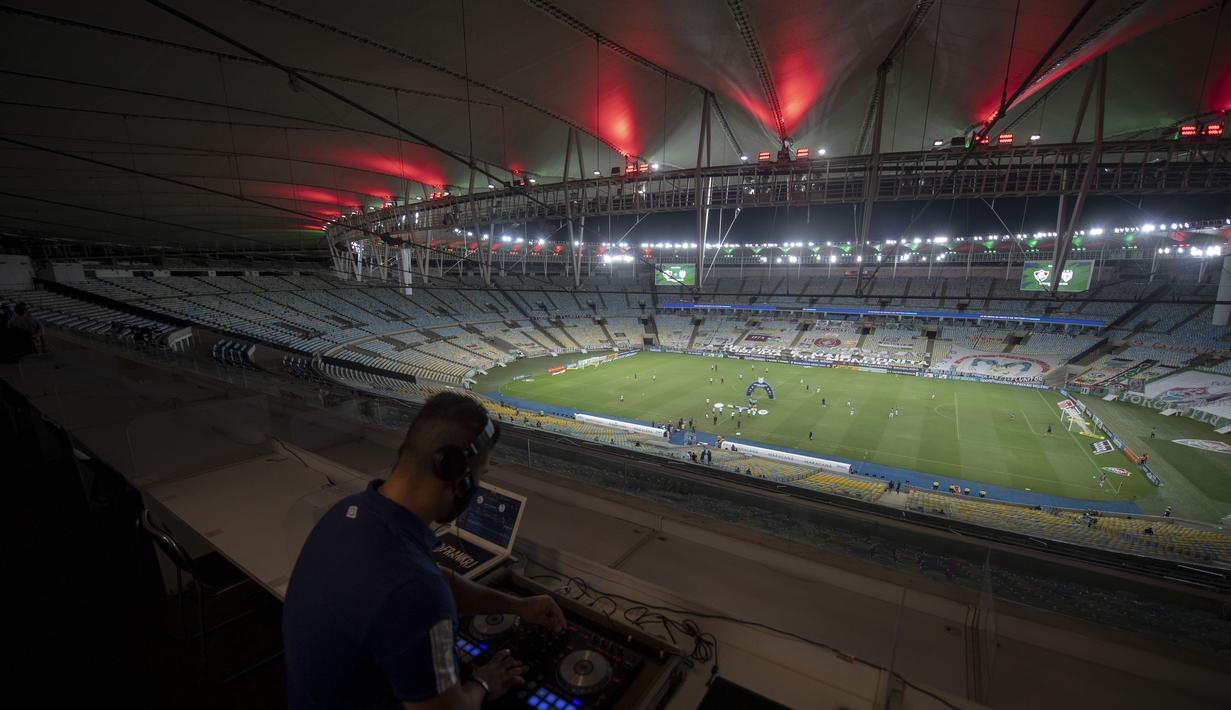 DJ Franklin Scheleger (29) memainkan suara dan lagu menyerupai gemuruh suporter selama pertandingan antara Fluminense dan Atletico Goianiense dalam babak lanjutan Kejuaraan Brasil di Stadion Maracana, Rio de Janeiro, Brasil, pada 2 September 2020. (AFP/Mauro Pimentel)