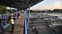 Warga melintasi JPO di Stasiun Jatinegara, Jakarta, Selasa (27/7/2021). VP Corporate Secretary KAI Commuter Anne Purba mengungkapkan jumlah penumpang KRL mengalami peningkatan hingga 25 persen sejak penerapan PPKM Level 4. (merdeka.com/Iqbal S. Nugroho)