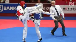 Taekwondo Indonesia, Ibrahim Zarman bertarung melawan taekwondo Pakistan, Haroon Khan di kelas putra under 63 kg di lapangan Taekwondo JCC, Senayan, Rabu (22/8). Ibrahim Zarman unggul dengan skor 25 -21 pada babak penyisihan. (Liputan6.com/Fery Pradolo)