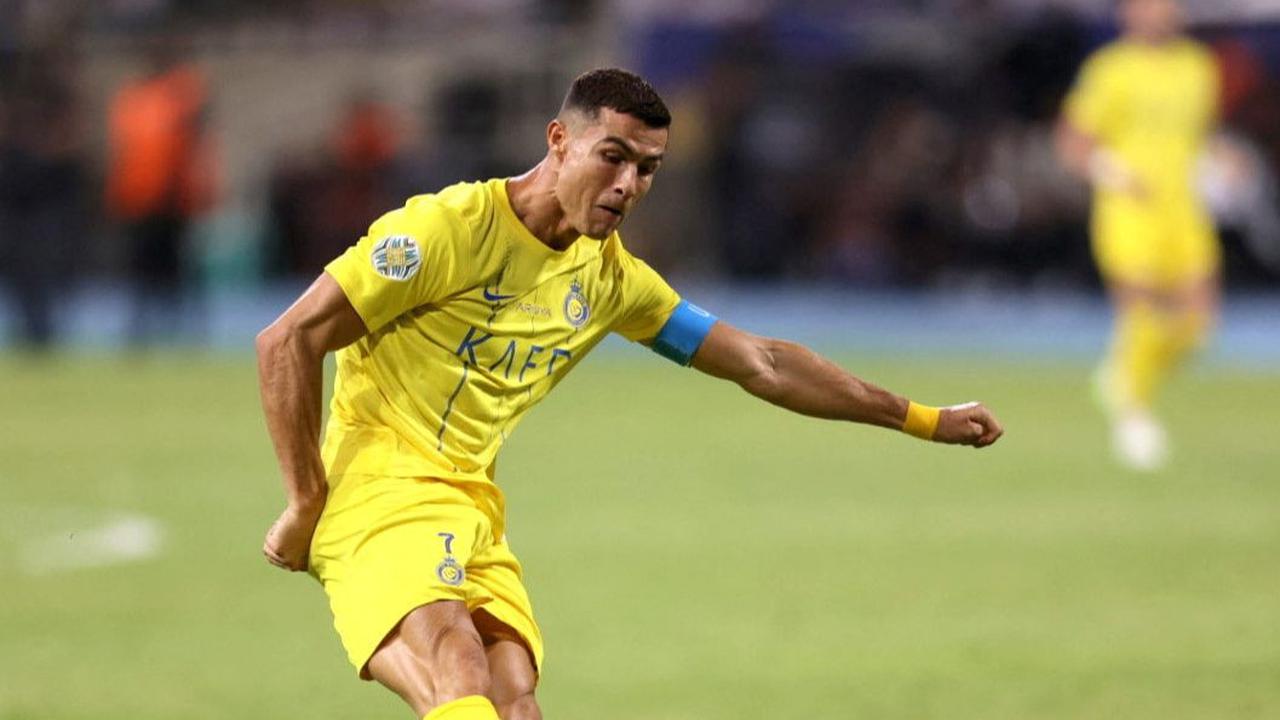 Beginilah aksi Ronaldo dengan kaki kanannya sekuat tenaga mencoba melepas tendangan keras ke arah gawang lawan.