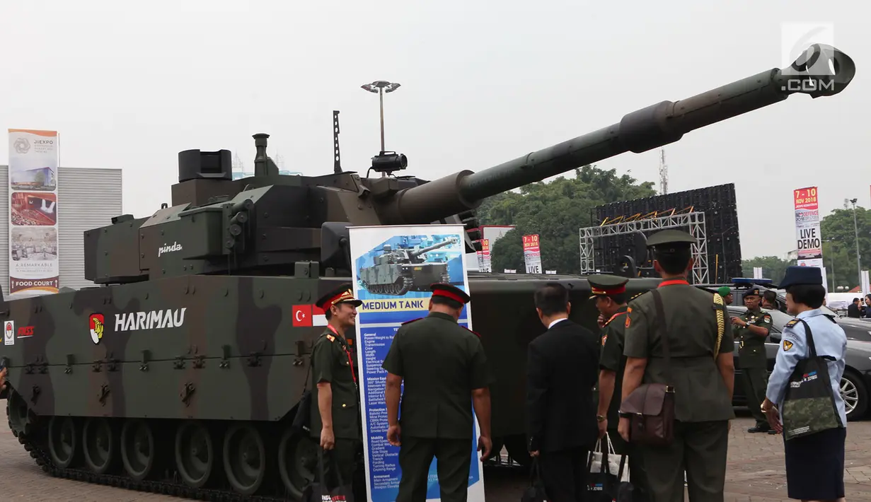 Sejumlah anggota TNI melihat sebuah tank selama pameran Indo Defence 2018 di Jakarta Rabu (7/11). Pameran ini digelar selama empat hari dari tanggal 7-10 November 2018. (Merdeka.com/Imam Buhori)