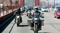 Alisa Clickenger saat memimpin sekelompok pengendara wanita melintasi jembatan Golden Gate di San Fransisco pada Juli 2016. Clickenger mendirikan kelompok pengendara motor wanita bernama Women’s Motorcycle Tours. (Courtesy of Alisa Clickenger via AP)