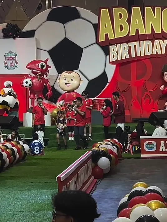 Ulang tahun Abang L, mengusung konsep sepak bola. Tampak pernak-pernik dalam lokasi pesta pun arena sepak bola. Seperti rumput hijau hingga banyak bola. Para tamu undangan yang hadir juga banyak yang menggunakan jarsey. [Instagram/_ummi_pipik_]