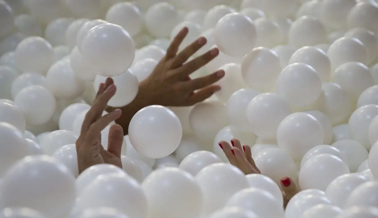 Tampak tangan – tangan para karyawan saat bersantai dan bermain di kolam bola yang ada di kantor SoHo, New York City, Selasa (25/8/2015). Tempat ini juga dibuka untuk umum dari 21 Agustus sampai 21 September. (REUTERS/Mike Segar)