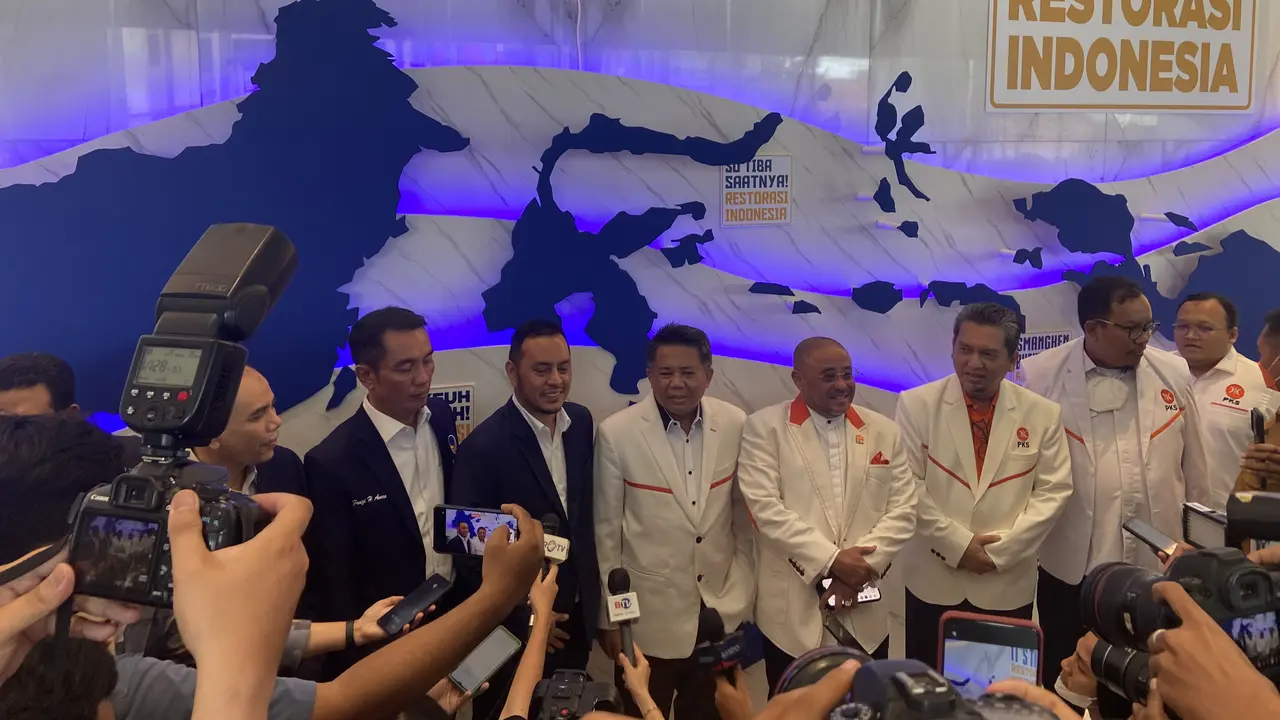 Wakil Ketua Dewan Syuro Partai Keadilan Sejahtera atau PKS Sohibul Iman, didampingi sejumlah elite partainya menyambangi NasDem Tower.
