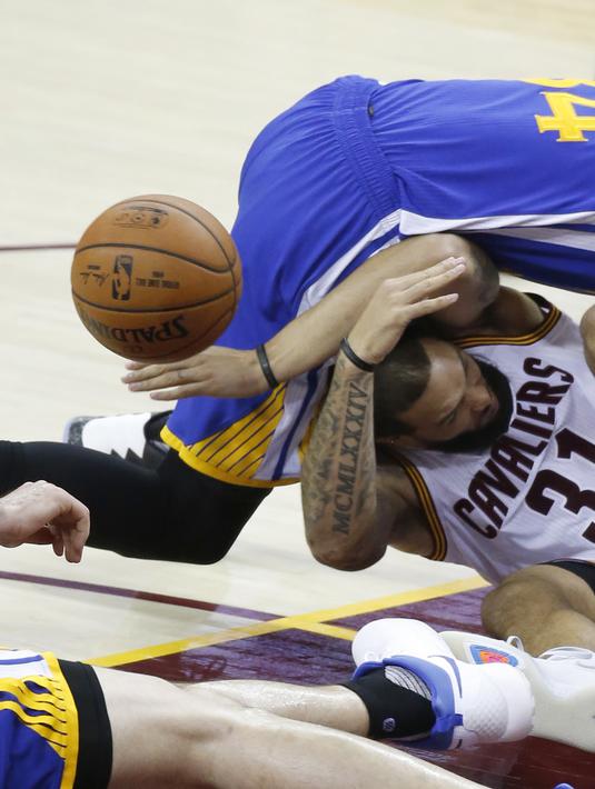Duel pemain Warriors, Shaun Livingston (34) dan pemain Cavaliers, Deron Williams (31) pada gim keempat Final NBA 2017 di Quicken Loans Arena, (9/6/2017).  (AP/Ron Schwane)