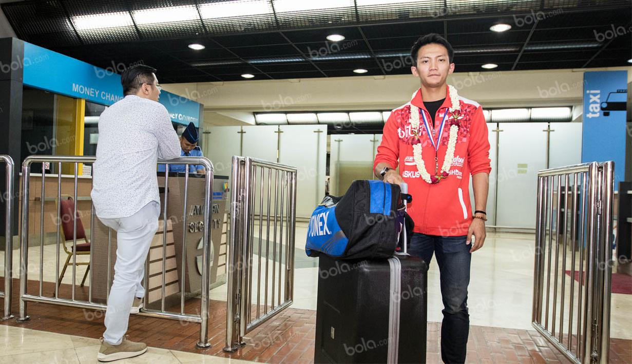 Pebulutangkis tim Piala Thomas Indonesia, Ihsan Maulana, saat tiba di Bandra Soekarno-Hatta. Meski kalah pada laga krusial, Ihsan tetap layak mendapat apresiasi mengingat usianya yang masih 20 tahun. (Bola.com/Vitalis Yogi Trisna)