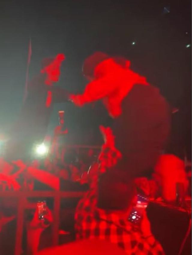 6 Momen Detik-Detik Tantri Kotak Jatuh dari Panggung Setinggi 2 Meter, Ini Kondisinya