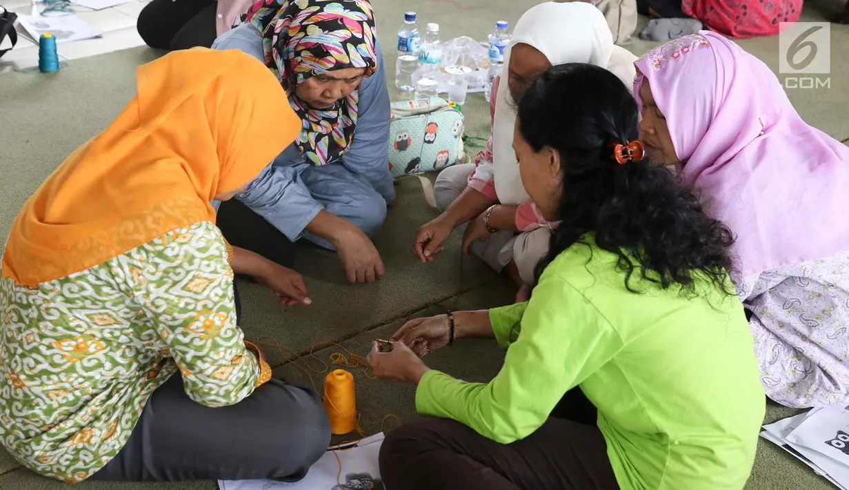 Ibu PKK se-kecamatan Tanjung Priok mengikuti pelatihan merajut di RPTRA Pademangan Timur, Jakarta, Selasa (18/12). Pelatihan digelar guna meningkatkan kemampuan dan dapat memperkuat perekonomian keluarga. (Liputan6.com/Immanuel Antonius)