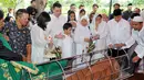 Jenazah ibunda Maudy Koesnaedi, Sondari Soemijati saat akan dimasukkan ke liang lahat di TPU Karet Bivak, Jakarta, Kamis (16/4/2015). Ibunda Maudy meninggal Rabu sore (15/4) pada usia 82 tahun. (Liputan6.com/Panji Diksana)