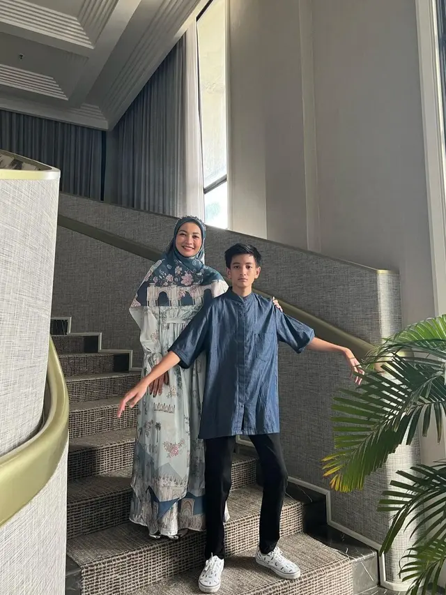 Hesti Purwadinata tampil berhijab