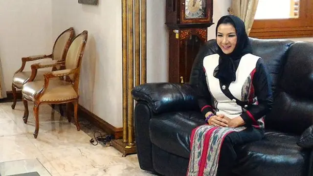Koleksi Barang Mewah Bupati Cantik Rita Widyasari