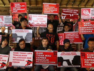 Persatuan Nasional Aktivis 98 (PENA 98) menunjukkan poster usai memberikan keterangan pers di Jakarta, Kamis (14/3). Dalam keterangan persnya PENA 98 menyatakan sikap menolak Capres Pelanggar HAM, Menolak Capres Tuan Tanah. (Liputan6.com/Johan Tallo)