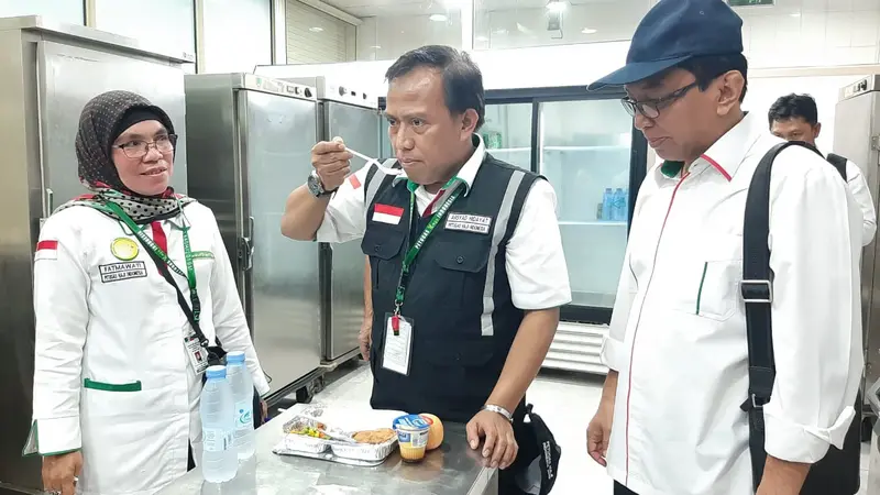 Kadaker Bandara Arsyad Hidayat, mencoba langsung makanan untuk jemaah haji Indonesia di Bandara King Abdul Azis International Airport. Foto: Darmawan/MCH