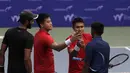 Ganda Putra Indonesia, M Rifqi/Anthony Susanto, menyalami ganda India usai laga Combiphar Tennis Open 2019 di Hotel Sultan, Jakarta, Kamis (8/8). Rifqi/Anthony kalah 5-7 dan 1-6. (Bola.com/Yoppy Renato)