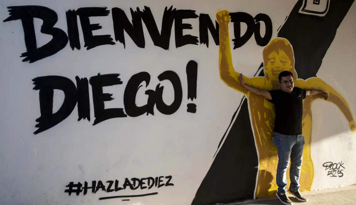 Bienvenido atau sambutan selamat datang pada Maradona memperlihatkan antusiasme fans klub Dorados. ( AFP/Pedro Pardo )