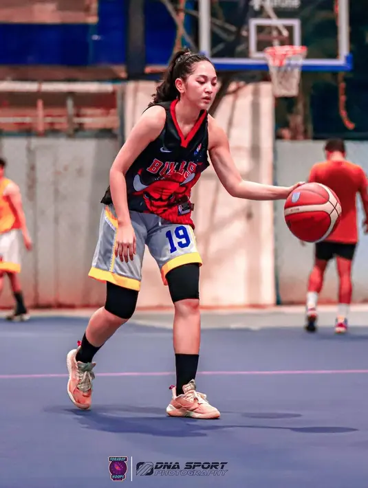 Meski bercururan keringat, tak mengurangi pesona bintang sinetron Putri untuk Pangeran ini. Harini Sondakh semakin terlihat cantik saat bermain basket di tengah lapangan. Tak dipungkiri, wajah seriusnya ketika akan mengoper bola membuat pesona Harini Sondakh semakin memikat. (Liputan6/IG/@harinisondakh)