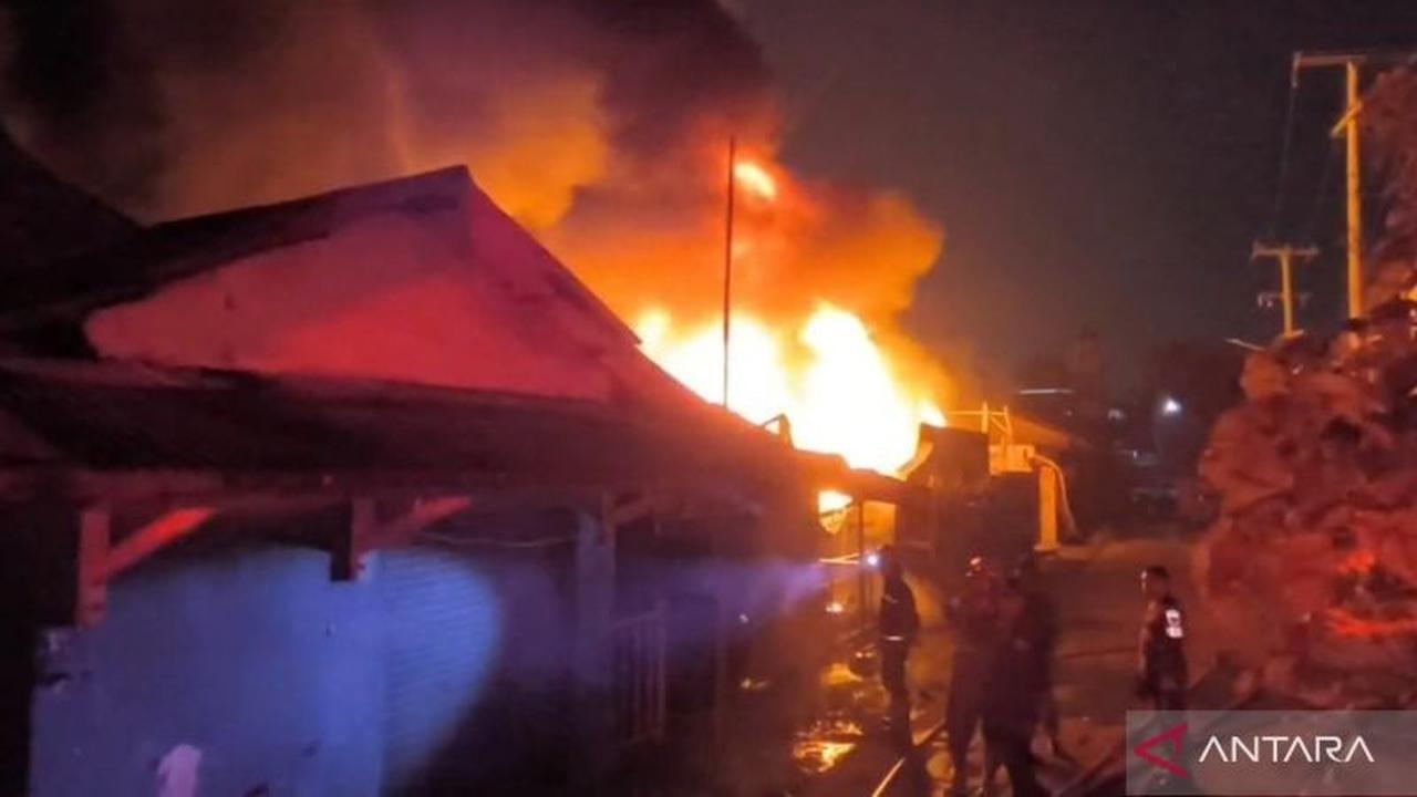 Kebakaran Gudang Limbah di Cikarang Barat Bekasi, Api Merembet ke Rumah Warga