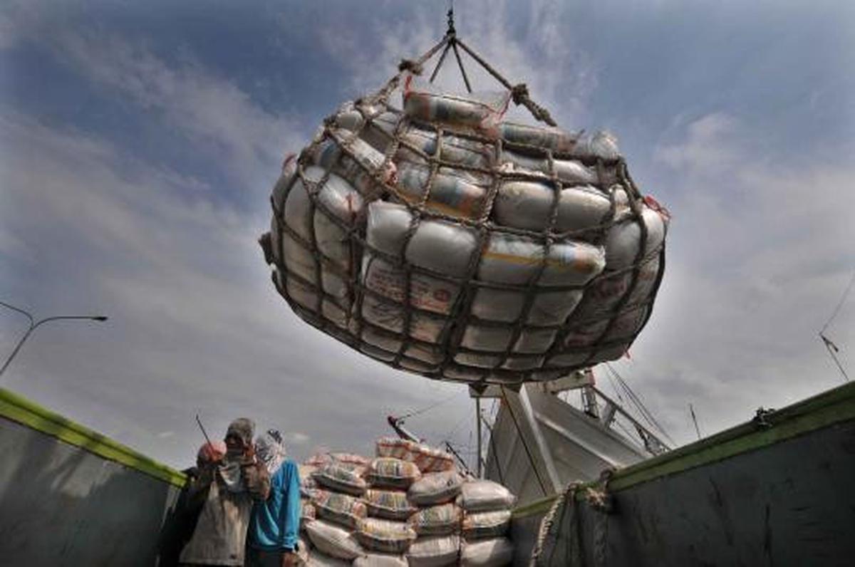 Bongkar muat beras di Sunda Kelapa