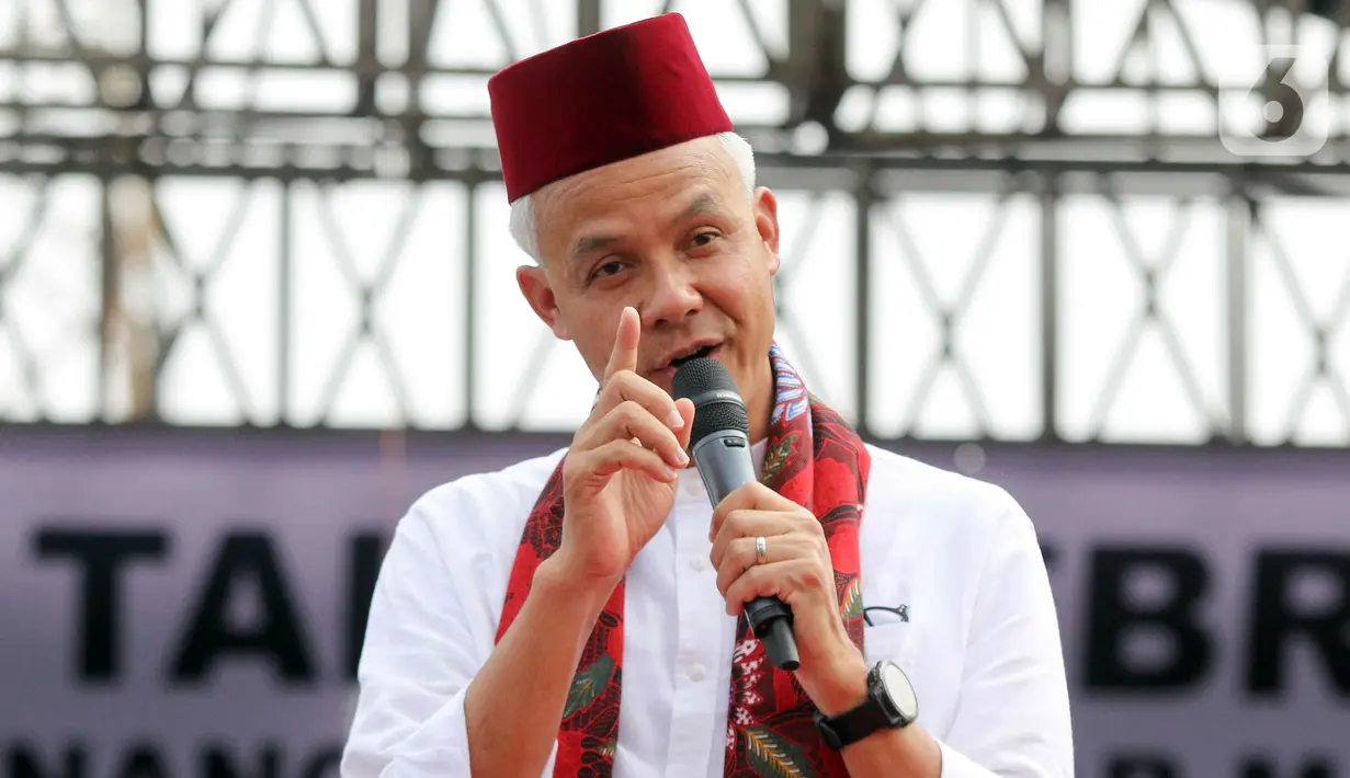 "Hidup Pak Ganjar!" kata warga yang menyambut. (Liputan6.com/Herman Zakharia)