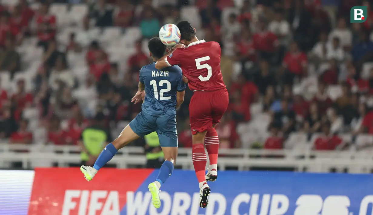 <p>Pemain Timnas Indonesia, Rizky Ridho (kanan) berduel udara dengan pemain Brunei Darussalam, Nazirrudin Ismail pada laga putaran pertama Kualifikasi Piala Dunia 2026 Zona Asia di Stadion Utama Gelora Bung Karno (SUGBK), Kamis (12/10/2023) malam WIB. (Bola.com/Abdul Aziz)</p>