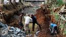 Pekerja mengerjakan pondasi turap di bantaran kali Tanah Baru, Srengseng Sawah, Jakarta Selatan, Jumat (9/10/2015). Pengerjaan turap ini bertujuan untuk mengatasi kelongosoran tanah di pinggiran kali. (Liputan6.com/Yoppy Renato)