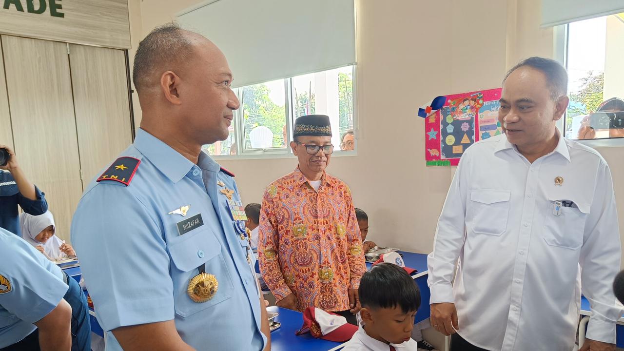 Tak Ada Susu di Menu Perdana Makan Bergizi Gratis, Budi Arie: Baru Uji Coba, Enggak Usah Berkecil Hati