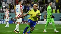 Pemain Timnas Brasil, Neymar melakukan selebrasi usai mencetak gol ke gawang Timnas Kroasia dalam laga babak perempatfinal Piala Dunia 2022 di Education City Stadium, Al Rayyan, Qatar, Jumat (9/12/2022) malam WIB. (AFP/Jewel Samad)