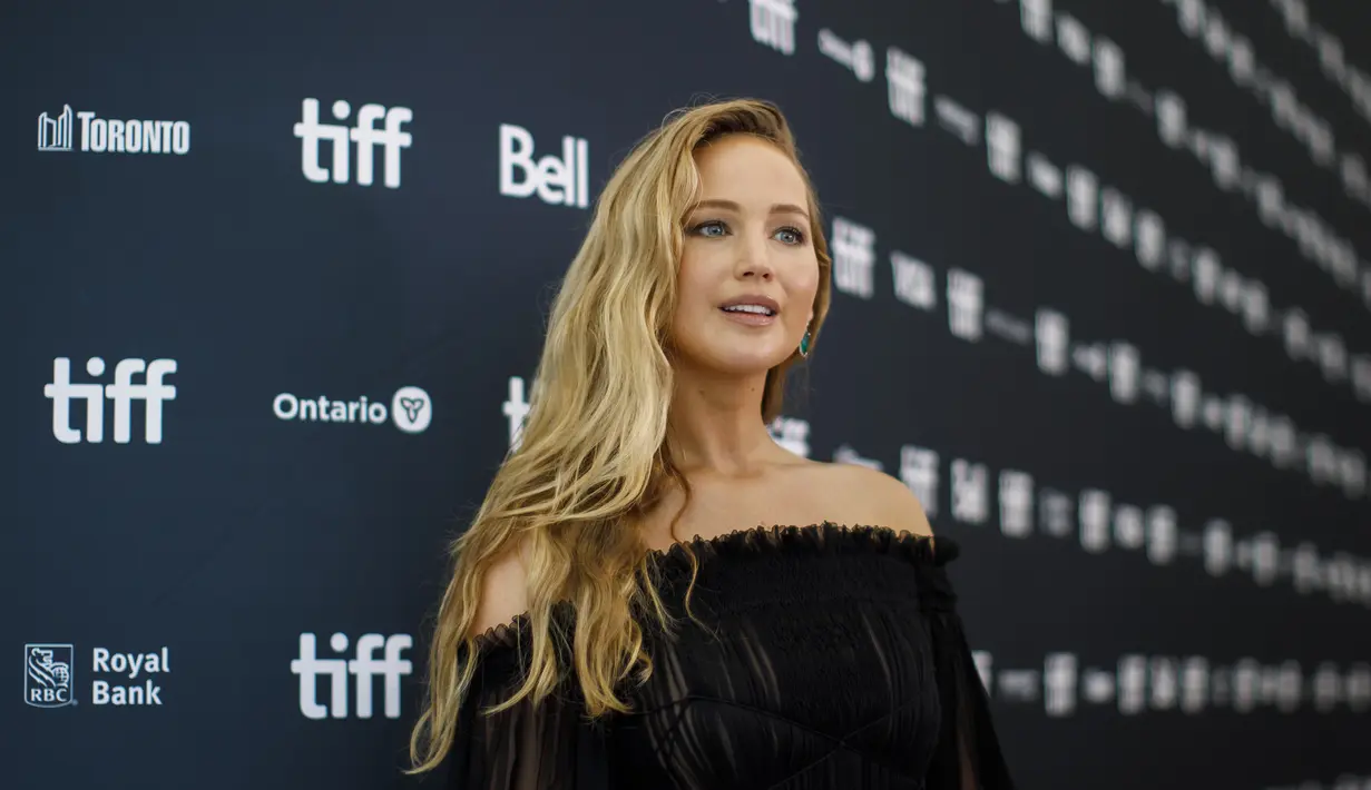 Jennifer Lawrence berpose saat menghadiri pemutaran perdana " Causeway " selama Toronto International Film Festival di Toronto Sabtu (10/9/2022). Nomor mencolok dari Dior Haute Couture menggantung di bahu aktris. (Cole Burston/The Canadian Press via AP)