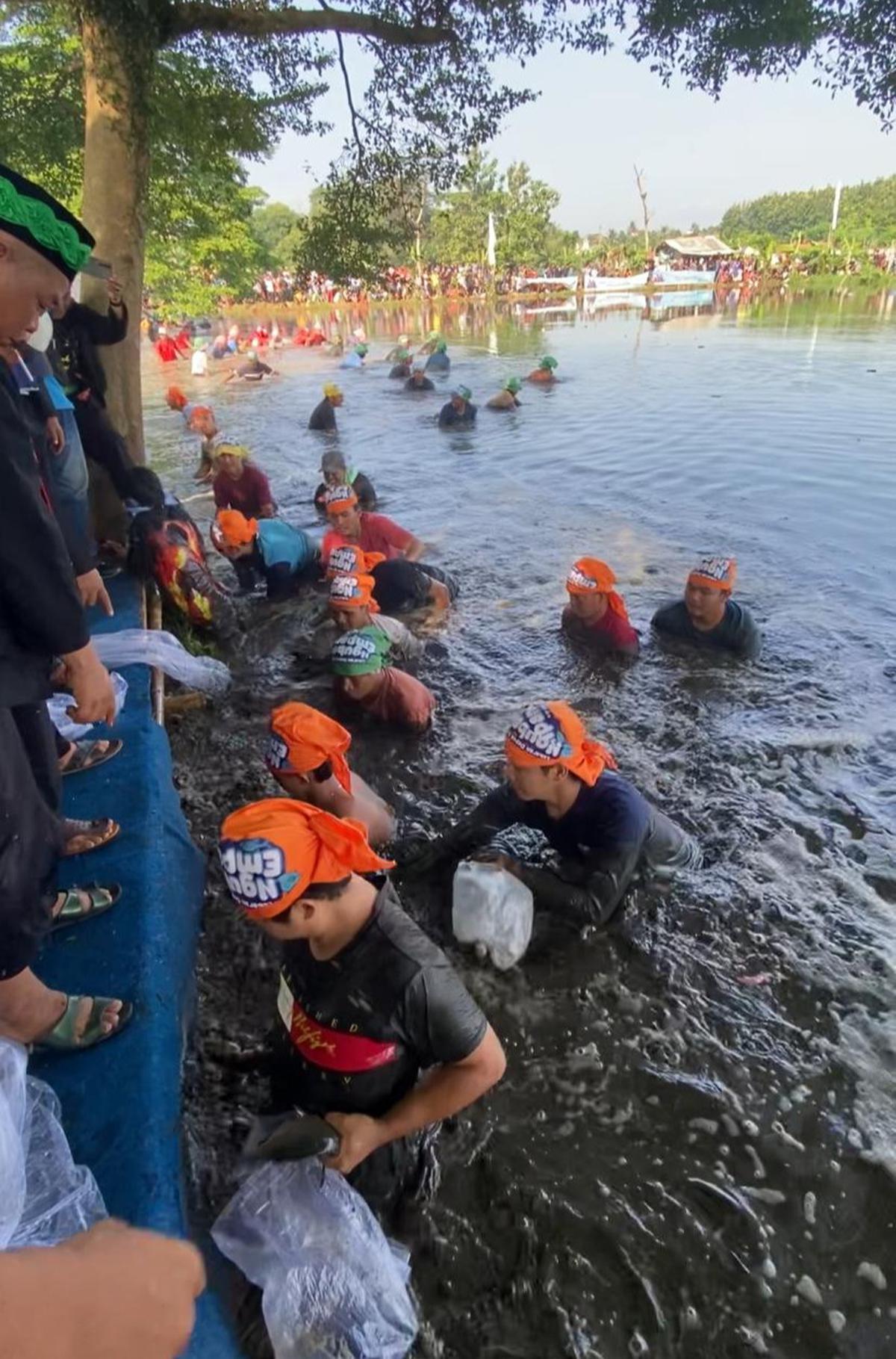 Serunya Acara Ngubek Empang di Depok