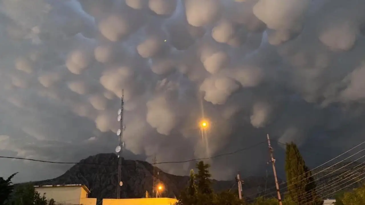 Viral, Penampakan Awan Langka Seperti Gumpalan Kapas di Langit Irak