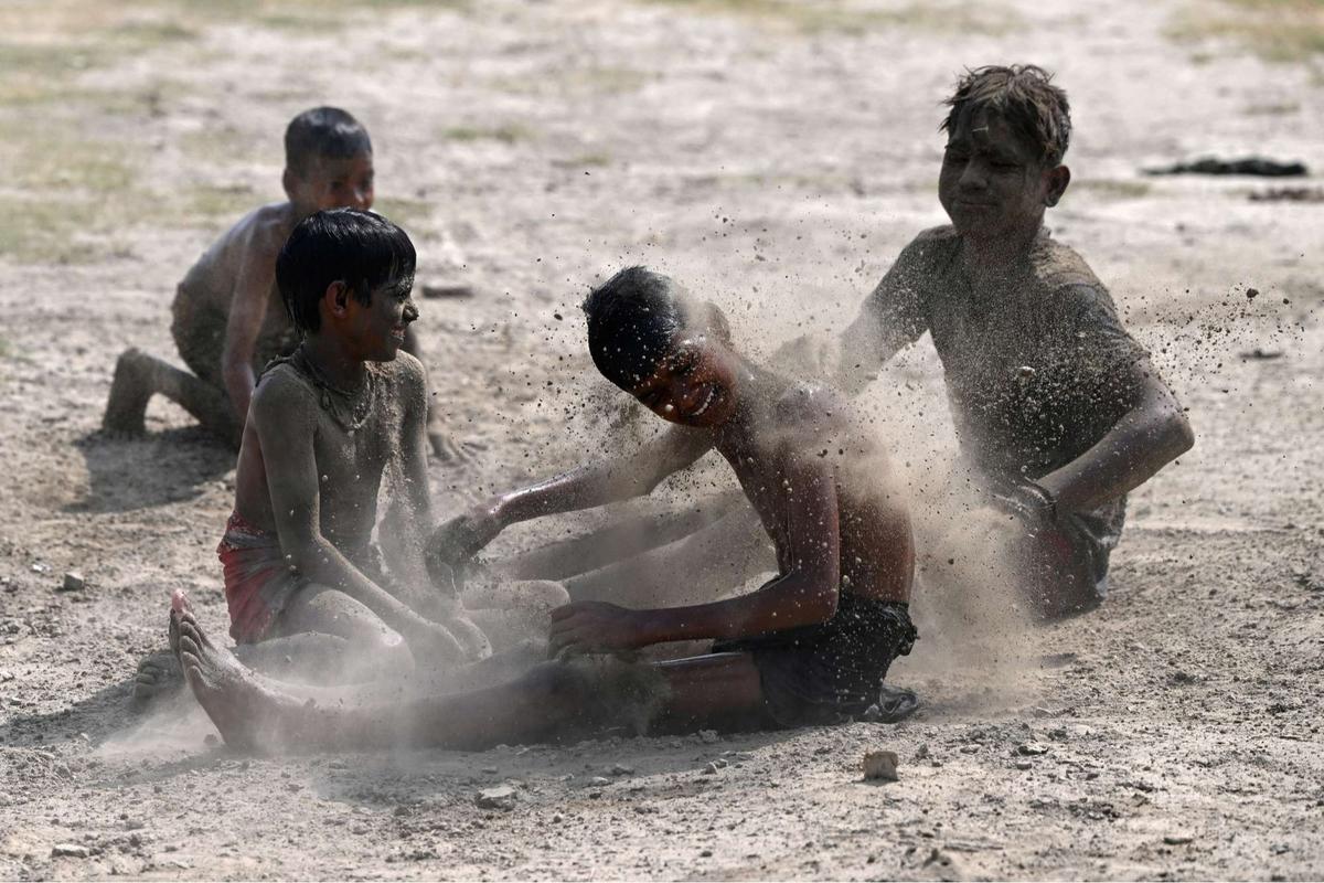 Anak-anak India dinginkan tubuh pakai lumpur