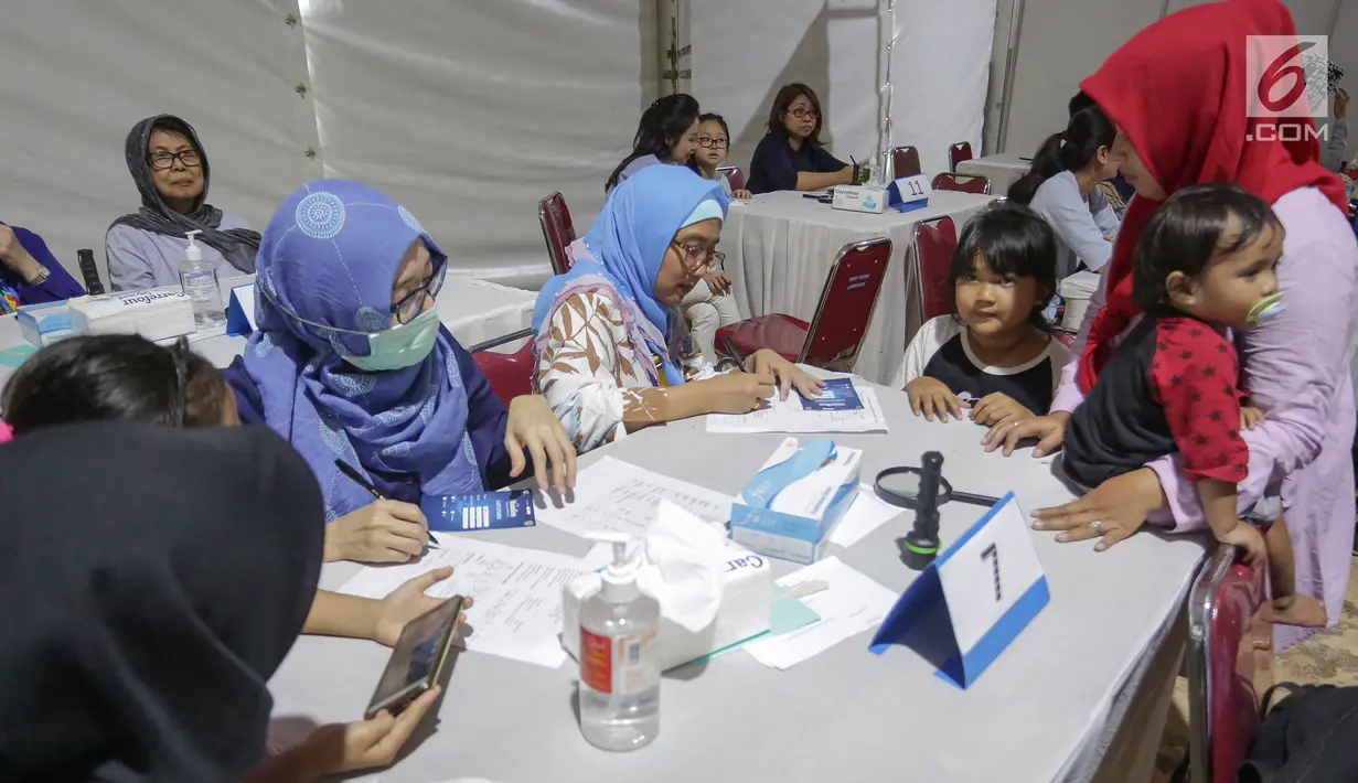 Sejumlah dokter spesialis kulit melayani warga untuk pemeriksaan kulit di komplek Rusunawa Muara Baru, Jakarta, Selasa (14/5/2019). Setiap warga berkesempatan untuk berkonsultasi dan mendapatkan pelayanan dari para dokter spesialis kulit secara cuma-cuma. (Liputan6.com/Fery Pradolo)