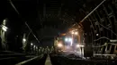 Sebuah alat berat di turunkan saat pembuatan terowongan dan jalur baru kereta api antara Stasiun Charles de Gaulle-Etoile dan Auber, Paris (28/7/2015). Stasiun Charles de Gaulle-Etoile dibuka pada tanggal 1 September 1900. (AFP/KENZO TRIBOUILLARD)