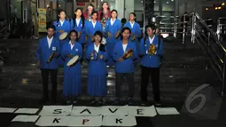 Guru kembar membawa sejumlah anak didik mereka dari Sekolah Darurat Kartini. Mereka memainkan musik sebagai bentuk dukungan kepada KPK, Jakarta, Senin (26/1/2015). (Liputan6.com/Herman Zakharia)