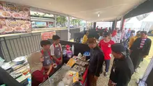 Bupati Kudus, Sam'ani Intakoris, menyapa pedagang yang menjadi tenant di Srikandi Fair yang berlangsung di Lapangan Rendeng, Kudus, 17-23 Agustus 2026. (Bola.com/Benediktus Gerendo Pradigdo)