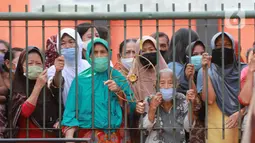 Warga antre menunggu untuk mendapatkan daging kurban di Kelurahan Menteng, Jakarta Pusat, Sabtu (1/8/2020). Pembagian daging kurban tersebut berjalan lancar meskipun sebagian warga mengabaikan protokol Kesehatan. (Liputan6.com/Angga Yuniar)