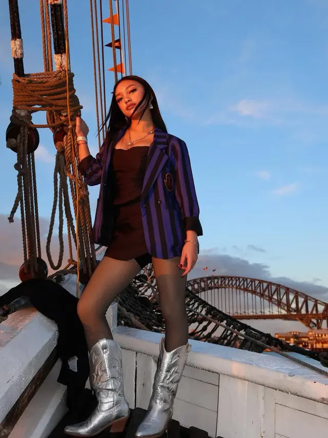 Gaya Anak Sekolah Rebel ala Naura Ayu di Premiere Wednesday Season 2 di Sydney