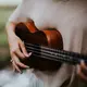 ilustrasi gitar musik country/Photo by Hannah Busing on Unsplash