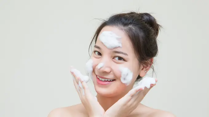 ilustrasi urutan membersihkan wajah/Knot. P. Saengma/shutterstock