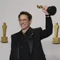 Sesuai prediksi, Robert Downey Jr menang Piala Oscar 2024 Pemeran Pendukung Pria Terbaik lewat film Oppenheimer karya sineas Christopher Nolan. (Foto: Dok. Jordan Strauss/Invision/AP)