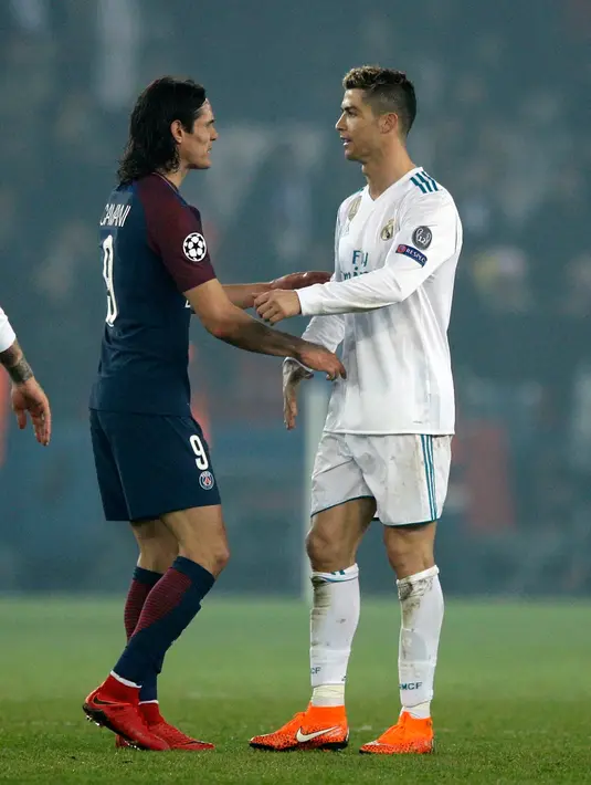 Penyerang PSG Edinson Cavani dan penyerang Real Madrid Cristiano Ronaldo saat pertandingan Liga Champions leg kedua di stadion Parc des Princes di Paris (6/3). (AP/ Francois Mori)