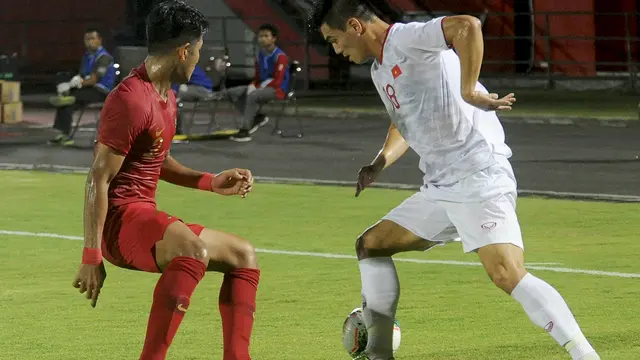 Penyerang Timnas Vietnam, Nguyen Tien Linh (kanan).