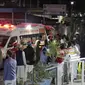 Penyelamat menurunkan korban gempa dari ambulans di sebuah rumah sakit di Saidu Sharif, Pakistan, Selasa, 21 Maret 2023. Gempa M 6,5 guncang sebagian besar Pakistan dan Afghanistan. (AP/Naveed Ali)